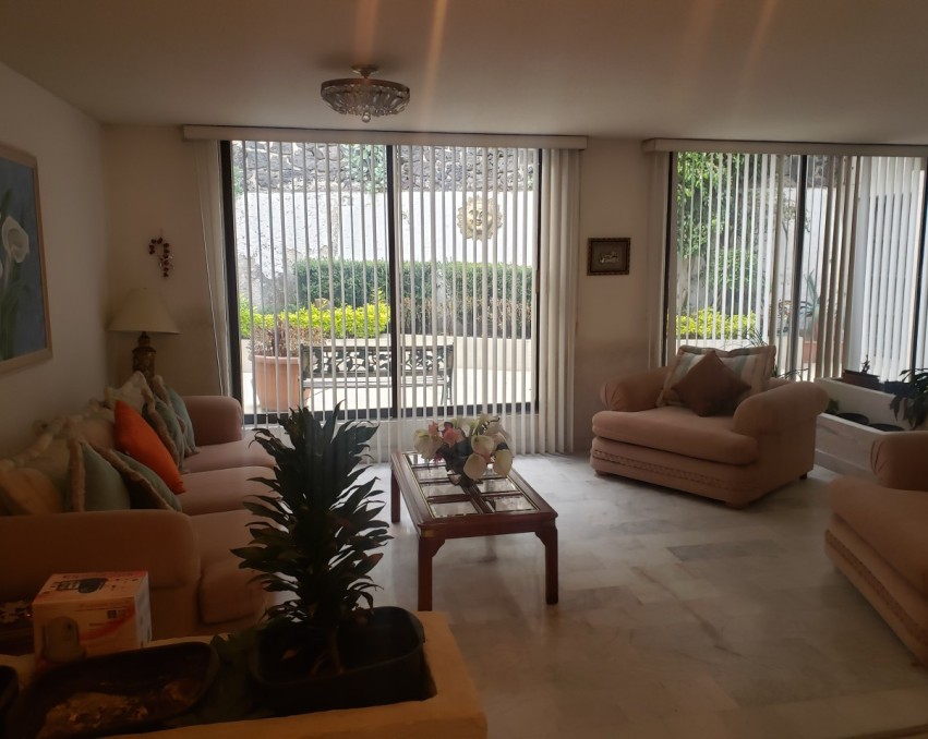 Casa en venta, 4 recámaras, seguridad en Lomas de Tecamachalco
