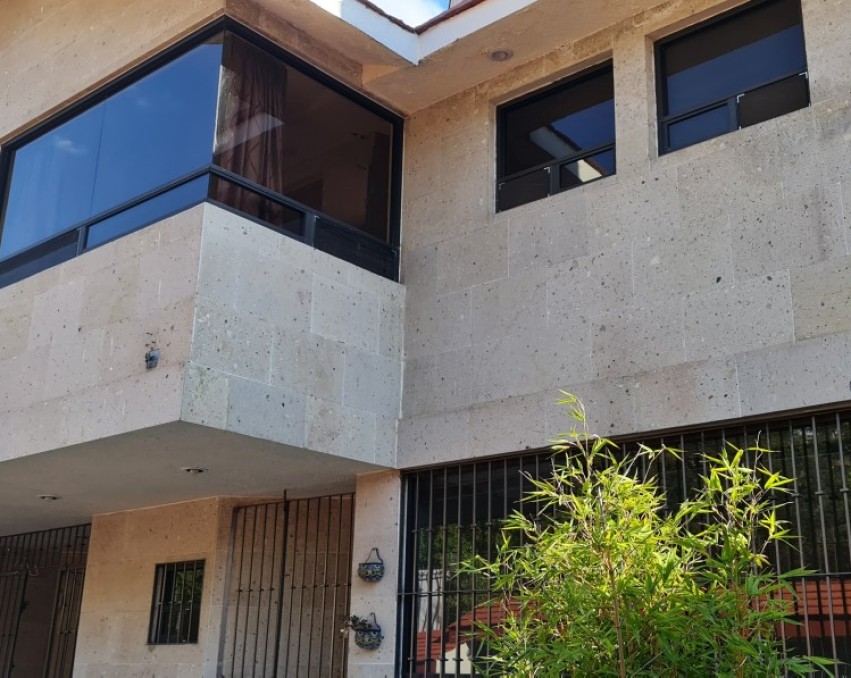 Casa de 300 m2 en renta doble seguridad en Parques de La Herradura