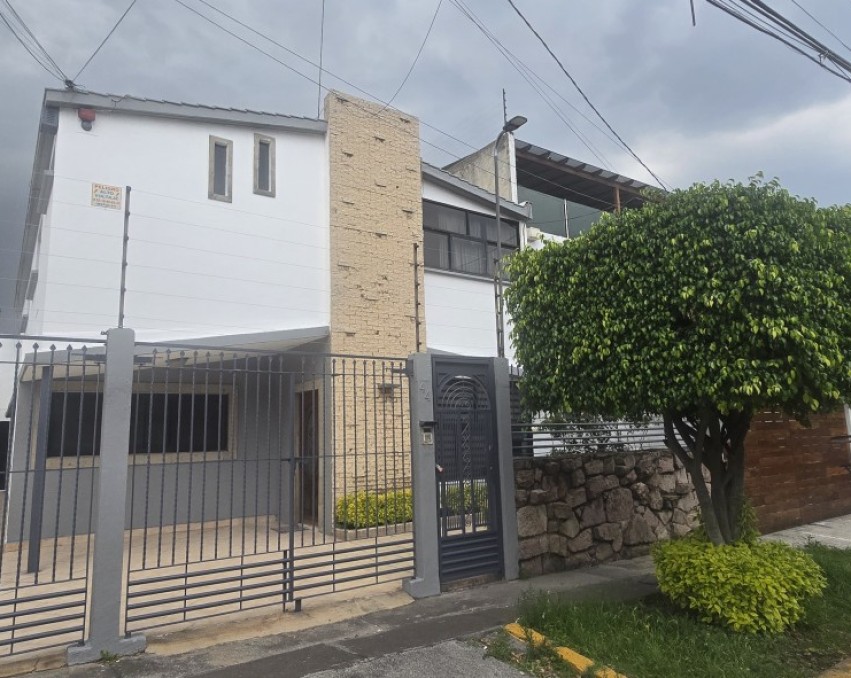 Casa de 270 m2 con 5 recámaras en renta en Ciudad Satélite