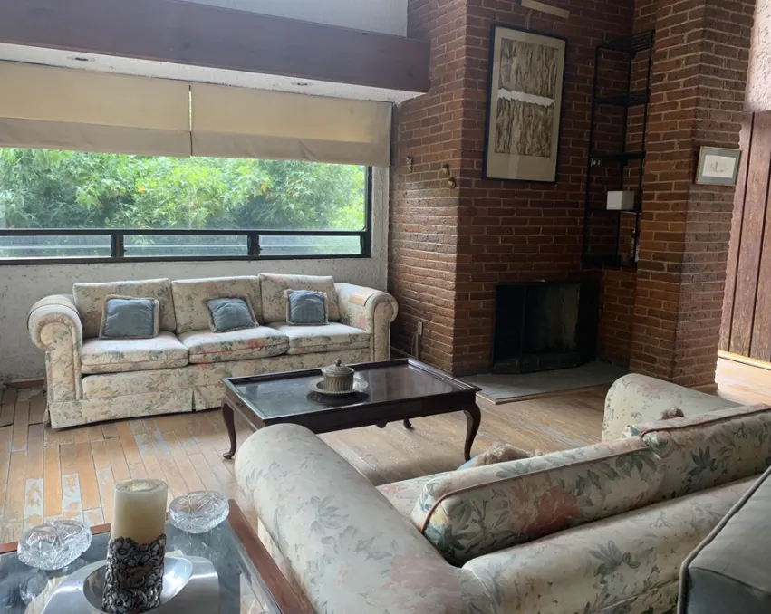 Casa para remodelar en venta, cerrada, en Lomas de las Palmas